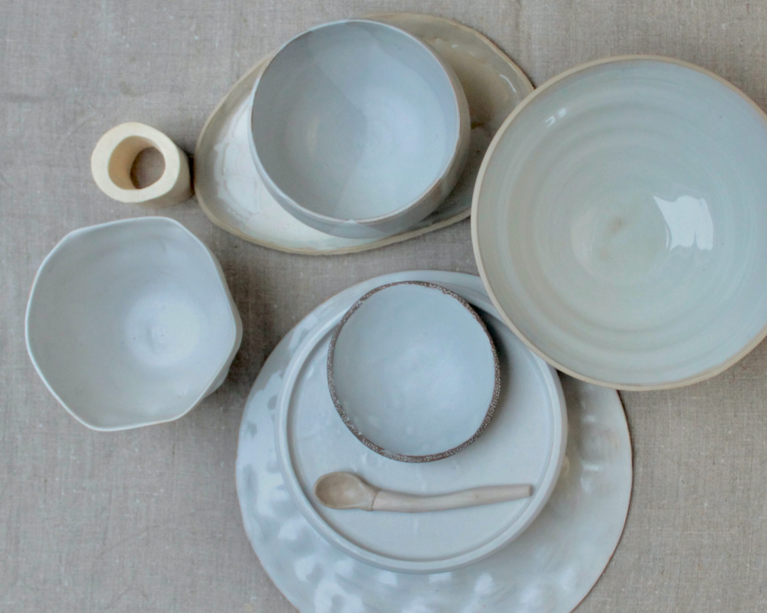 Teller, Becher und Schalen in Weißtönen für Gastronomie und Foodstyling.