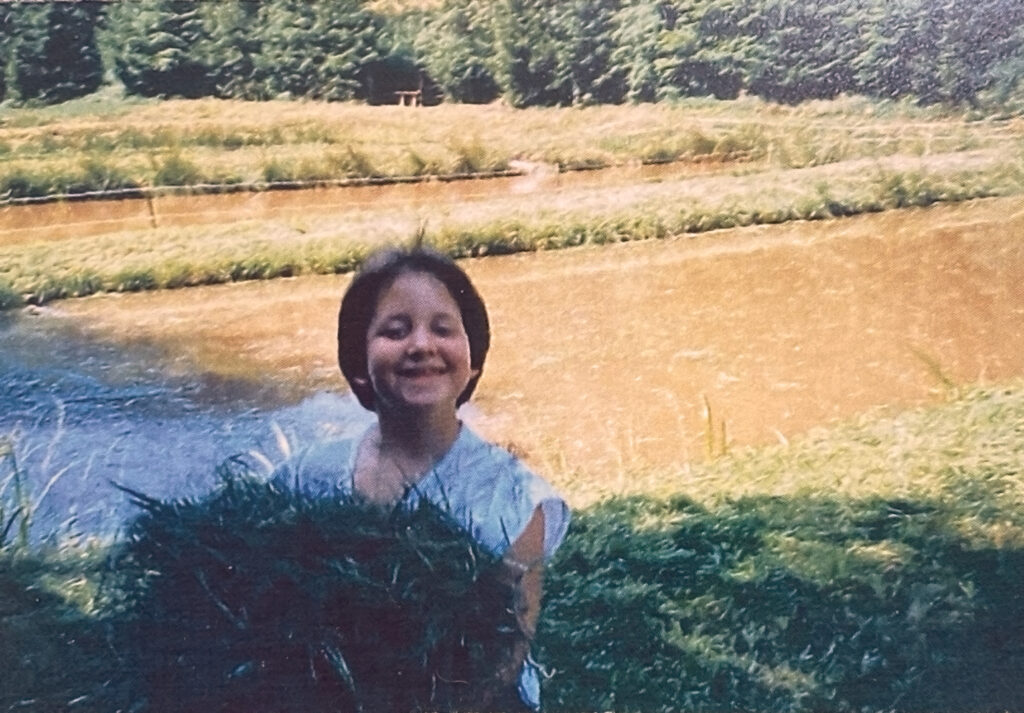 Tanja Hammes als Kind am Weiher