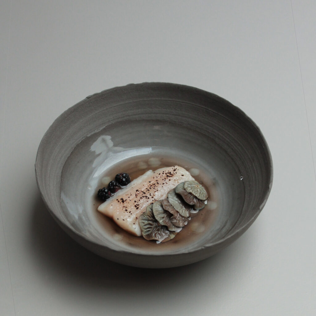 Signature Dish in handgemachter Keramik