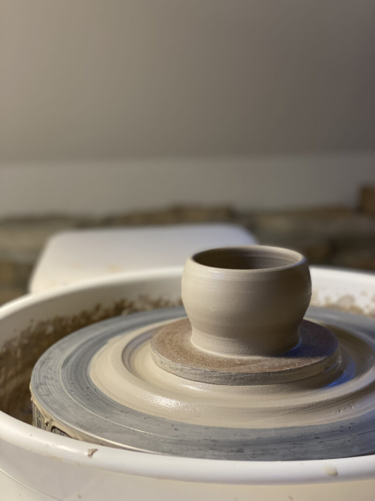 Gedrehte Tasse auf der Töpferscheibe